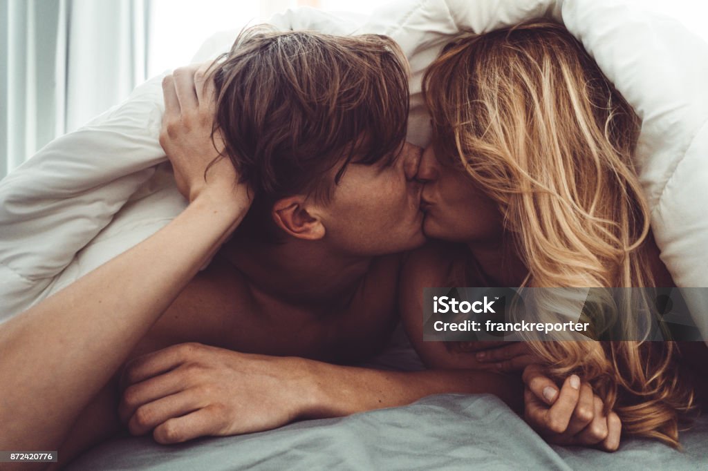 침실에서 키스 하는 커플 - 로열티 프리 커플 스톡 사진 침실에서 키스 하는 커플 - 로열티 프리 커플 스톡 사진