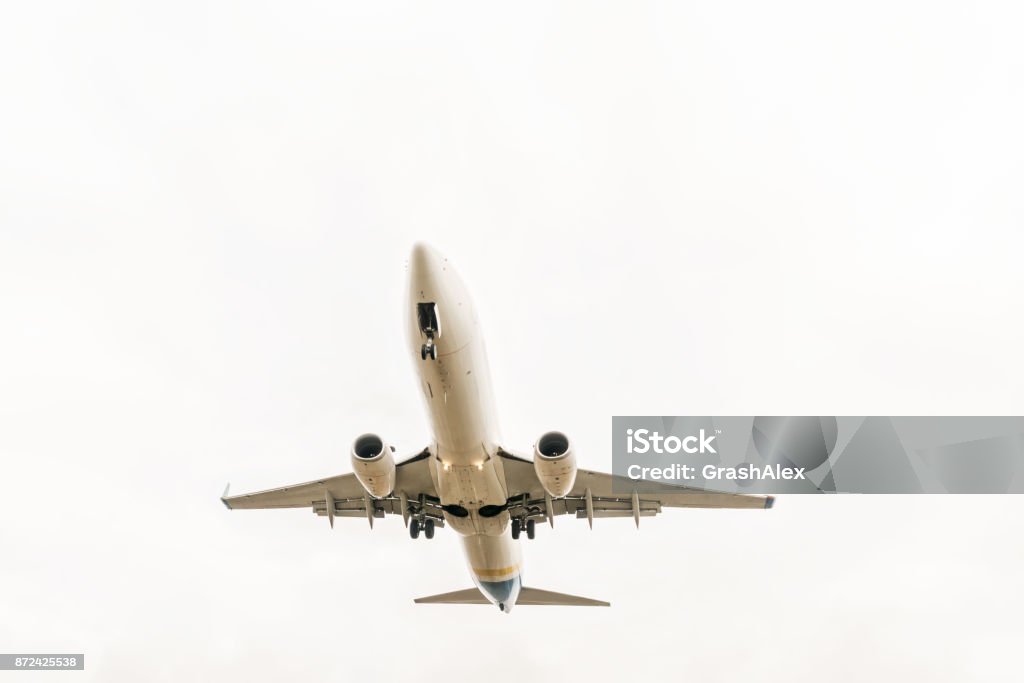 Fliegende Flugzeuge, Ansicht von unten - Lizenzfrei Abheben - Aktivität Stock-Foto