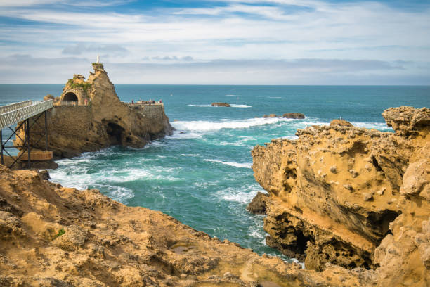 pont menant à la pittoresque rocher de la vierge sur la côte atlantique en coloré époustouflant, biarritz, pays basque, france - rocher de la vierge photos et images de collection
