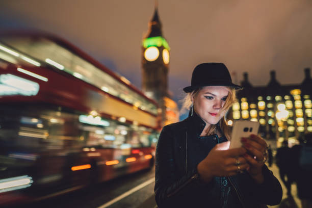 nastoletnia dziewczyna w londynie sms-y w nocy - london england england street light telephone zdjęcia i obrazy z banku zdjęć