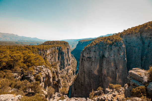 fiume e grandi rocce con tazi canyon, antalya - cliffside foto e immagini stock