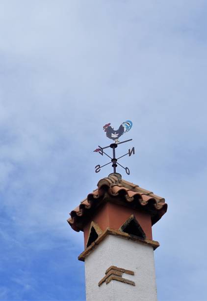 weathercock meteo vane blu cielo direzione bussola - roof roof tile rooster weather vane foto e immagini stock