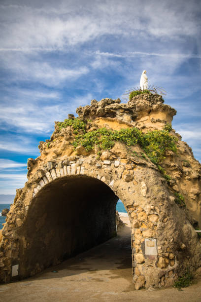 rocheux arch passage du rocher de la vierge au pays basque beau ciel bleu magnifique, biarritz, france - rocher de la vierge photos et images de collection