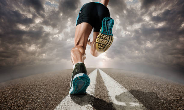 el cierre encima de pies de hombre corriendo y entrenando en la pista de atletismo - atletismo en pista masculino fotografías e imágenes de stock