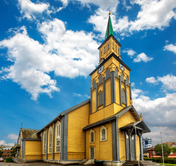 katedra w tromso, norwegia. - scandinavian church front view norway zdjęcia i obrazy z banku zdjęć