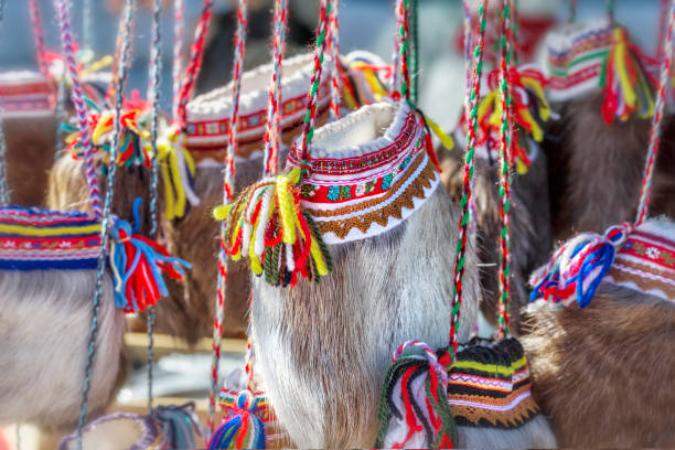 traditionelle ethnographische sami tasche aus hirsch fell. - lappen stock-fotos und bilder