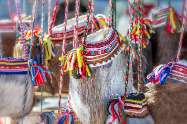 traditionella etnografiska samiska väska av rådjur päls. - same direction bildbanksfoton och bilder