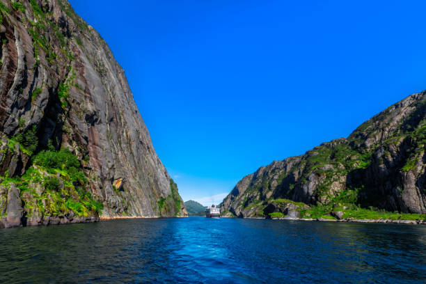 navio de cruzeiro na trollfjord (trollfjorden) nas ilhas lofoten, noruega. - freight liner fotos - fotografias e filmes do acervo