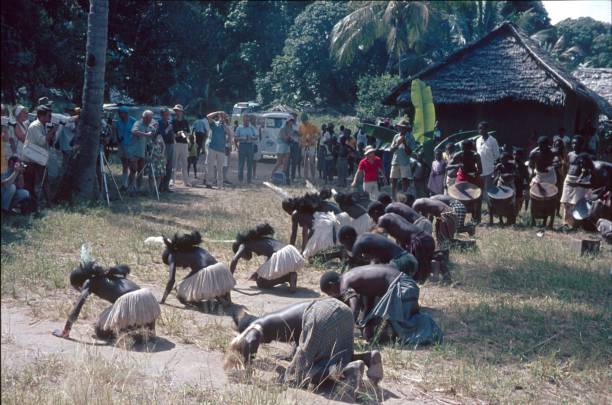 espetáculo de dança tribal, quênia - adventure african ethnicity rural scene day - fotografias e filmes do acervo