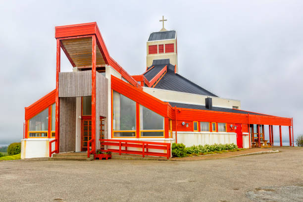 obiekt borge church położony jest w miejscowości borg na wyspach lofotów. norwegia. - scandinavian church front view norway zdjęcia i obrazy z banku zdjęć