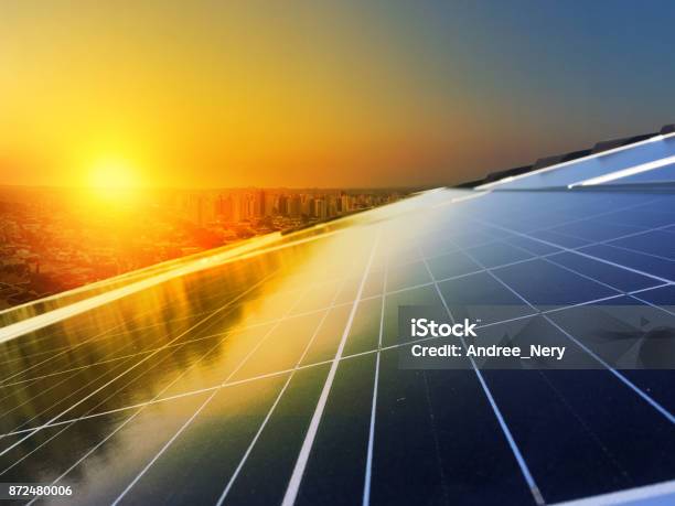 Solarpanel Photovoltaikanlage Auf Dem Dach Alternative Stromquelle Stockfoto und mehr Bilder von Sonnenkollektor
