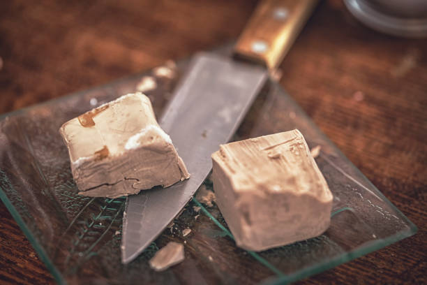 fotografii de stoc, fotografii și imagini scutite de redevențe cu cuburi proaspete drojdie - drojdie