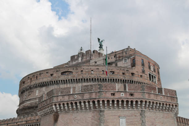 castel sant'angelo  - bernini castel fort tiber river stock-fotos und bilder