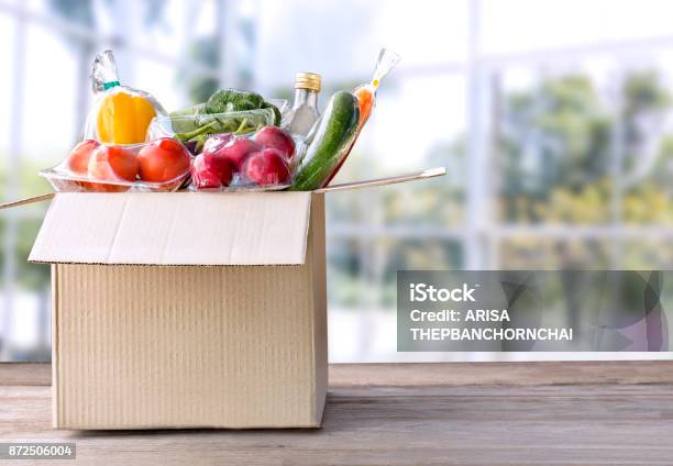 음식 배달 서비스 텍스트에 대 한 빈 요리와 패키지 상자 홈 온라인 주문에 야채 배달 에 나무 테이블 배경 음식에 대한 스톡 사진 및 기타 이미지