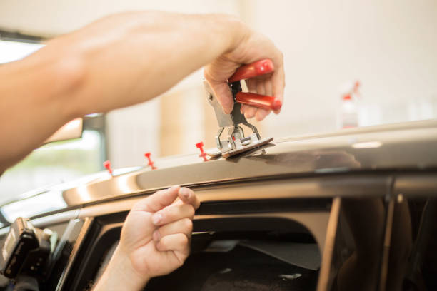 reparação de mossas em um carro - car repairing body accident - fotografias e filmes do acervo