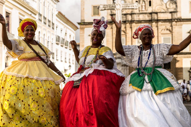 サルバドール、バイーア州、ブラジルの有名なペロウリーニョの「ジャマイカビーチ」のグループ - salvador bahia state travel women ストックフォトと画像