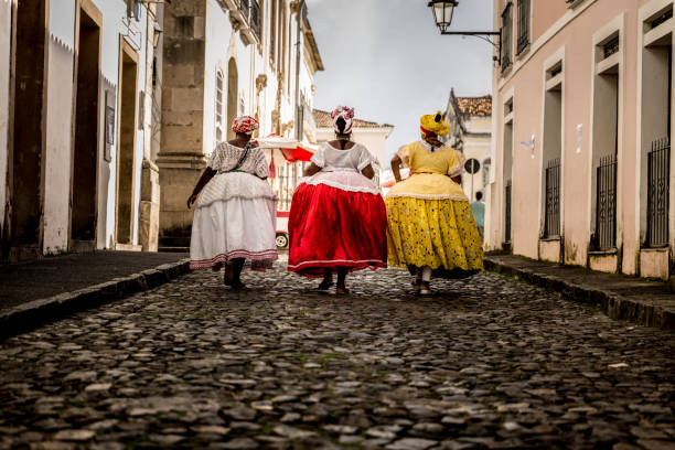 grupa "baianas" spaceru w słynnym pelourinho w salvador, bahia, brazylia - pelourinho zdjęcia i obrazy z banku zdjęć