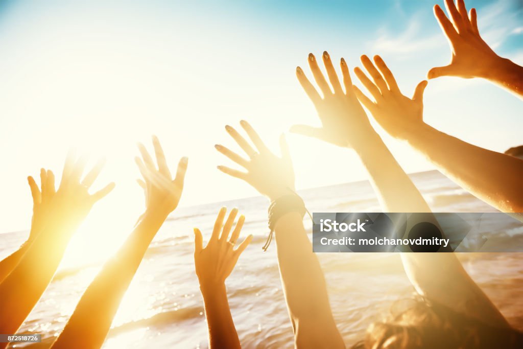 Amigos de viagem conceito com as mãos e pôr do sol do mar - Foto de stock de Mão royalty-free