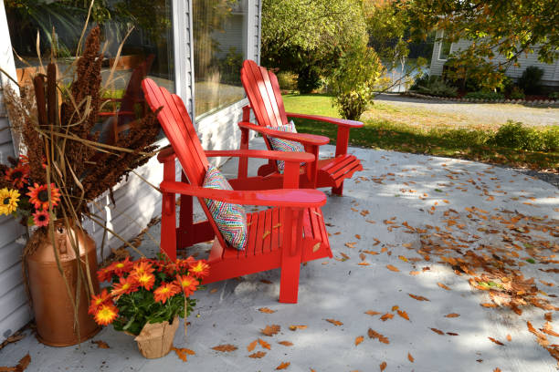 två röda stolar på uteplatsen i höst (new brunswick kanada) - skräpig trädgård hus bildbanksfoton och bilder