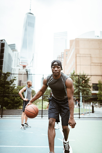Opiate snesevis orm Friends Playing Street Basketball In New York City Stock Photo - Download  Image Now - Basketball - Ball, Basketball - Sport, Taking a Shot - Sport -  iStock