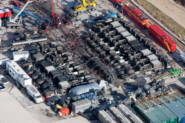 vista aerea del fracking di un pozzo di gas naturale - marcellus shale foto e immagini stock