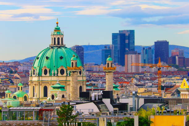 sopra il bellissimo panorama del paesaggio urbano di vienna, con karlskirche - karlsplatz foto e immagini stock