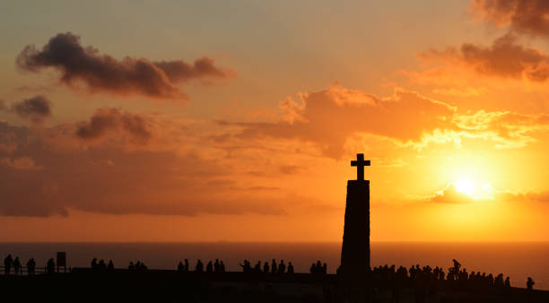 カボ ダ ロカ、ポルトガルに沈む夕日 - sintra sunset cross outdoors ストックフォトと画像