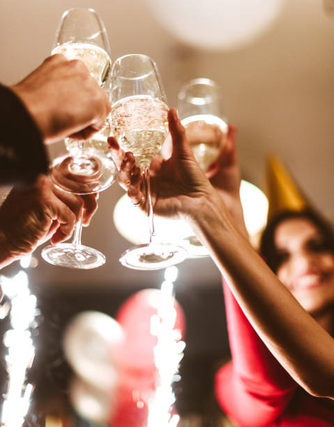 amigos, brindar com champanhe para o ano novo - food and drink close up vertical indoors - fotografias e filmes do acervo