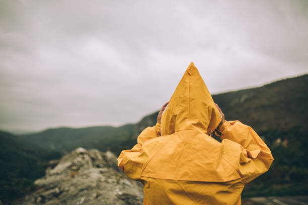 istock Yellow against bed weather 872554824