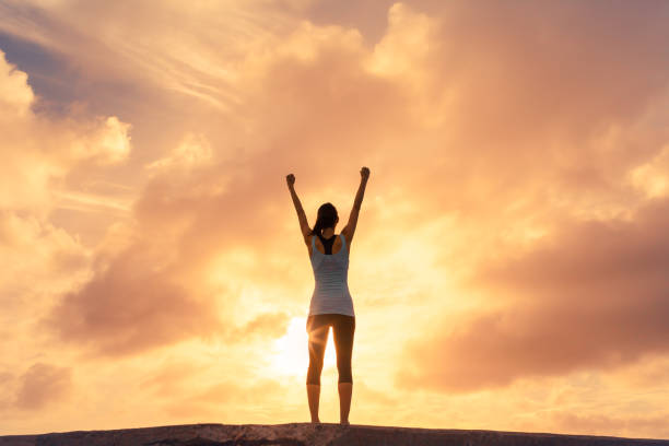 le gagnant - arms outstretched arms raised women winning photos et images de collection