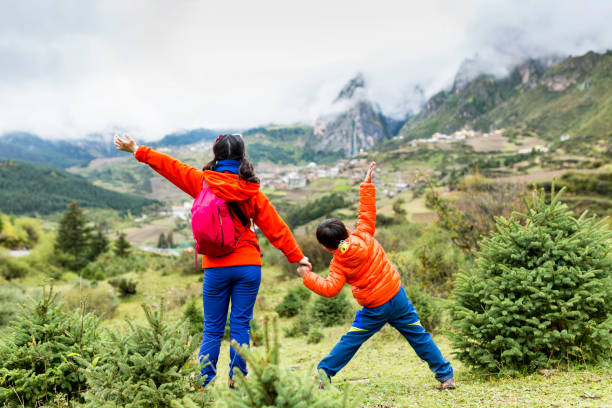 istock The mother and son are seeing the scenery 872579698