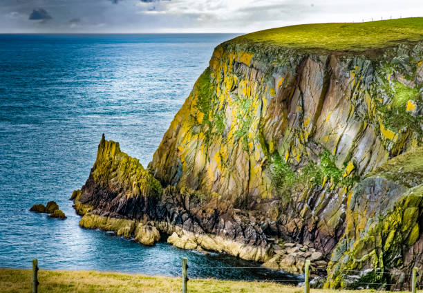 вид на скалу рядом с маяком м�алл галлоуэй - dumfries and galloway стоковые фото и изображения