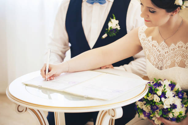 noiva coloca a assinatura - wedding dress audio - fotografias e filmes do acervo