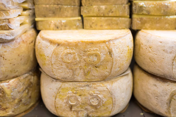 stor limpa gul ost på en marknad - cheese counter supermarket bildbanksfoton och bilder