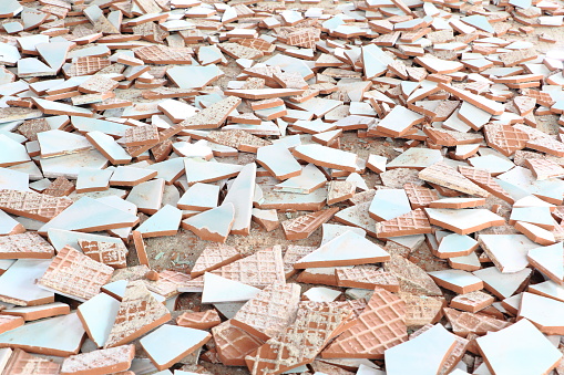 Fragmentos de cerámica blanca fueron dispersadas en el piso. photo