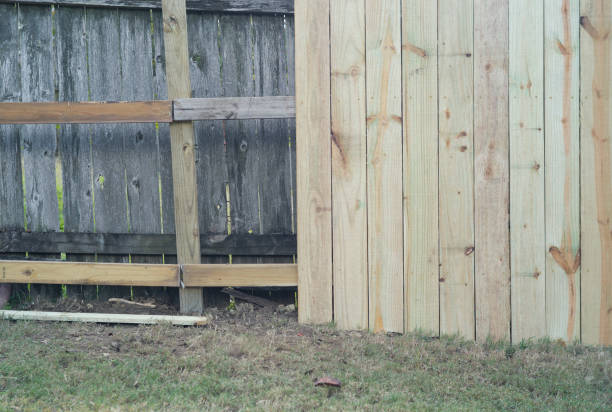 istock Privacy Fence Installation 872602034
