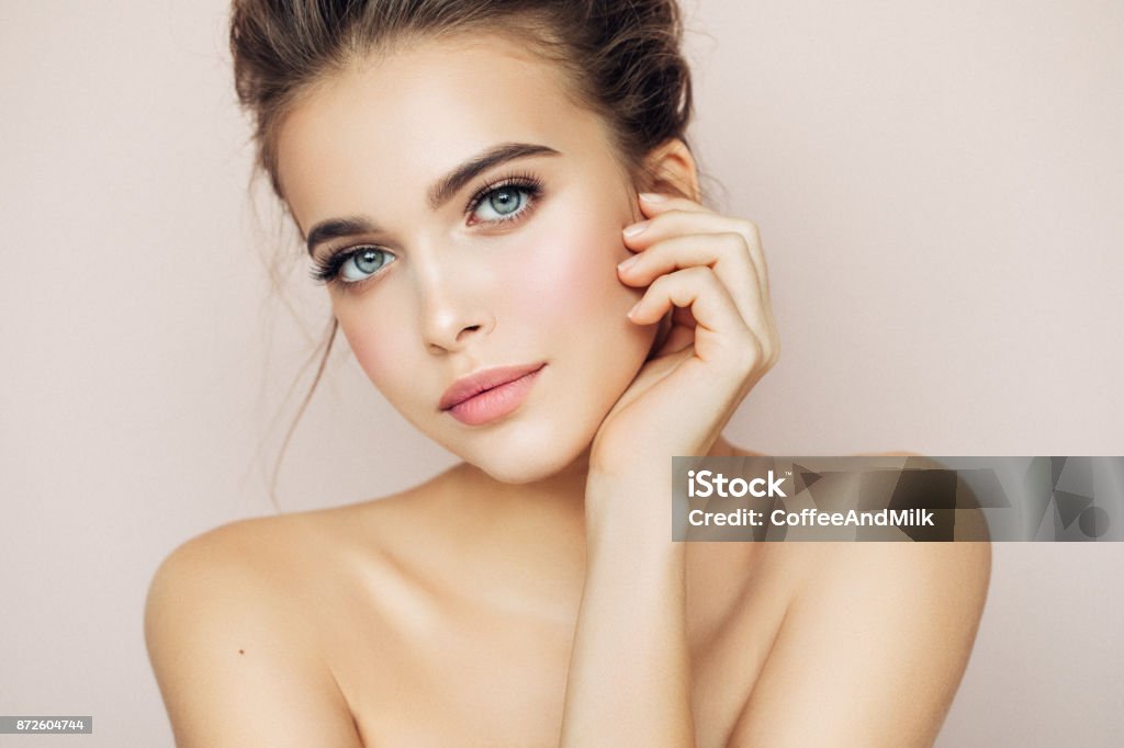 Schöne Frau mit make-up  - Lizenzfrei Attraktive Frau Stock-Foto