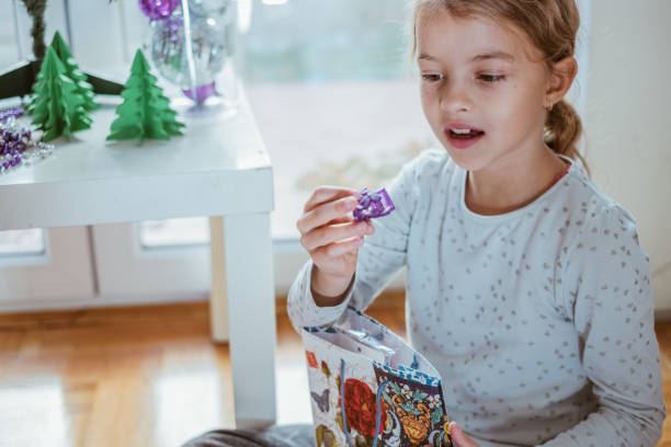 istock Girl got a christmas present 872615084