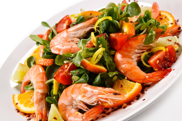 istock Shrimps with rice noodles and vegetables 872621912