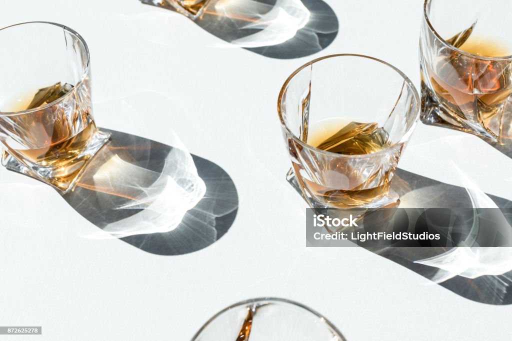 Cognac dans des verres avec des ombres - Photo de Whisky libre de droits