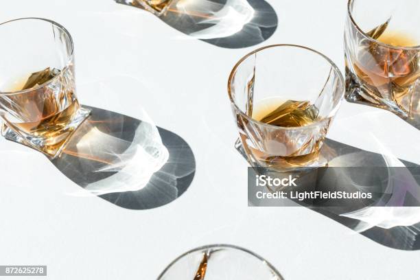 Photo libre de droit de Cognac Dans Des Verres Avec Des Ombres banque d'images et plus d'images libres de droit de Whisky - Whisky, Verre, Alcool