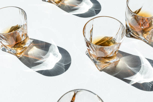 коньяк в очках с тенями - whisky alcohol glass party стоковые фото и изображения