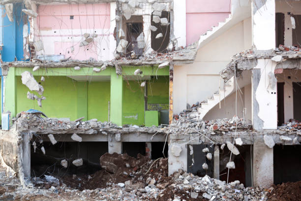 mehrfamilienhaus nach erdbeben - erdbeben türkei stock-fotos und bilder