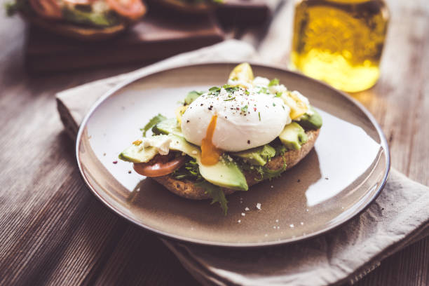 sandwich with avocado and poached egg - poached egg imagens e fotografias de stock