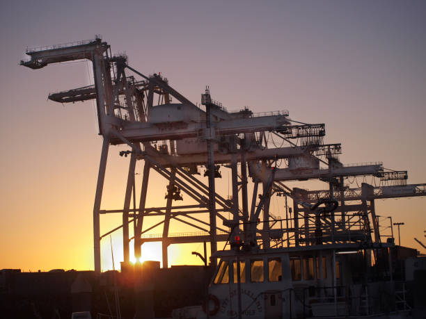 カリフォルニア州オークランド、夕暮れ時のクレーン - port of oakland ストックフォトと画像