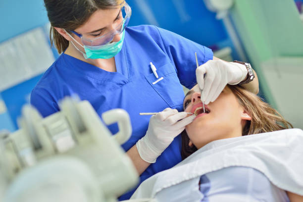 concept de personnes, de médecine, de stomatologie et de soins de santé - heureux dentiste femelle, vérification des dents du patient fille - dental assistent photos et images de collection