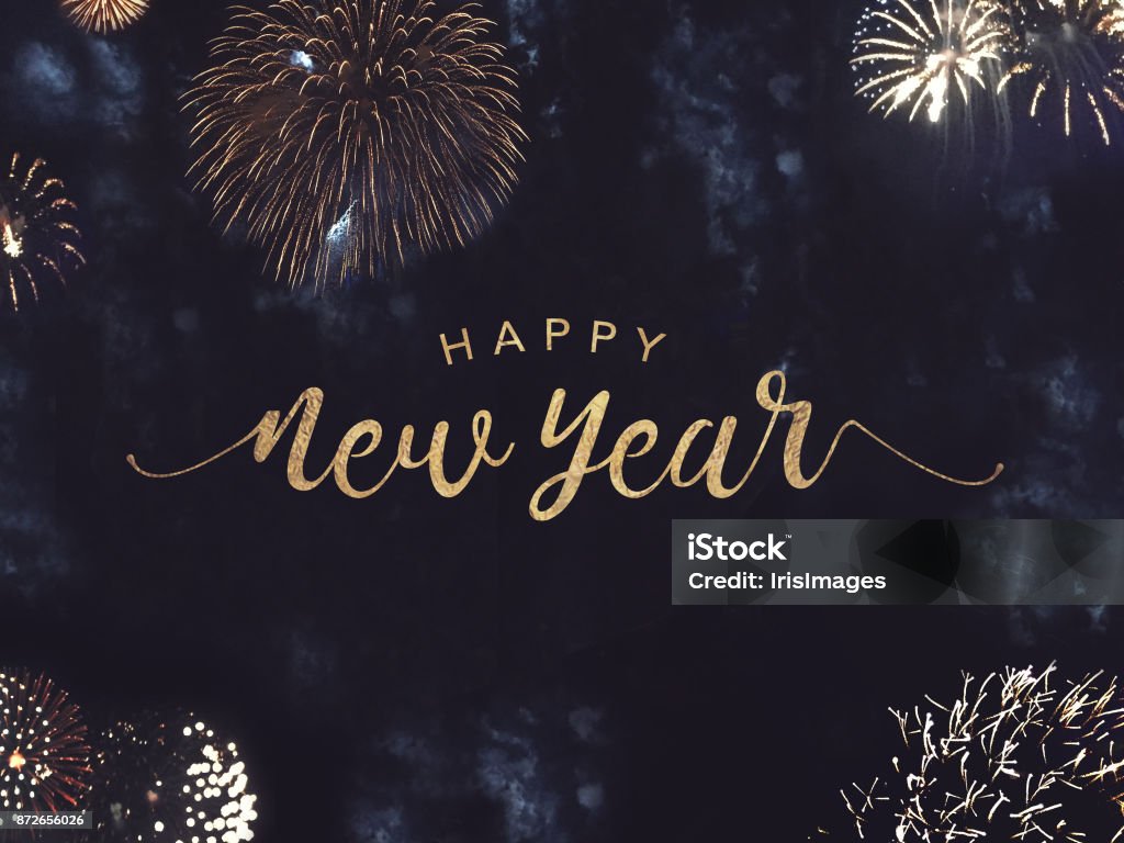 Texto de feliz año nuevo con fuegos artificiales de oro en el cielo de la noche - Foto de stock de Día de fin de año libre de derechos