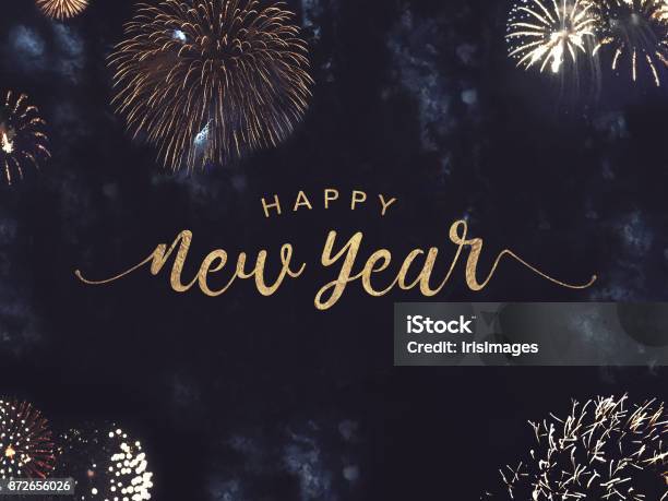 Texto De Feliz Año Nuevo Con Fuegos Artificiales De Oro En El Cielo De La Noche Foto de stock y más banco de imágenes de Día de fin de año