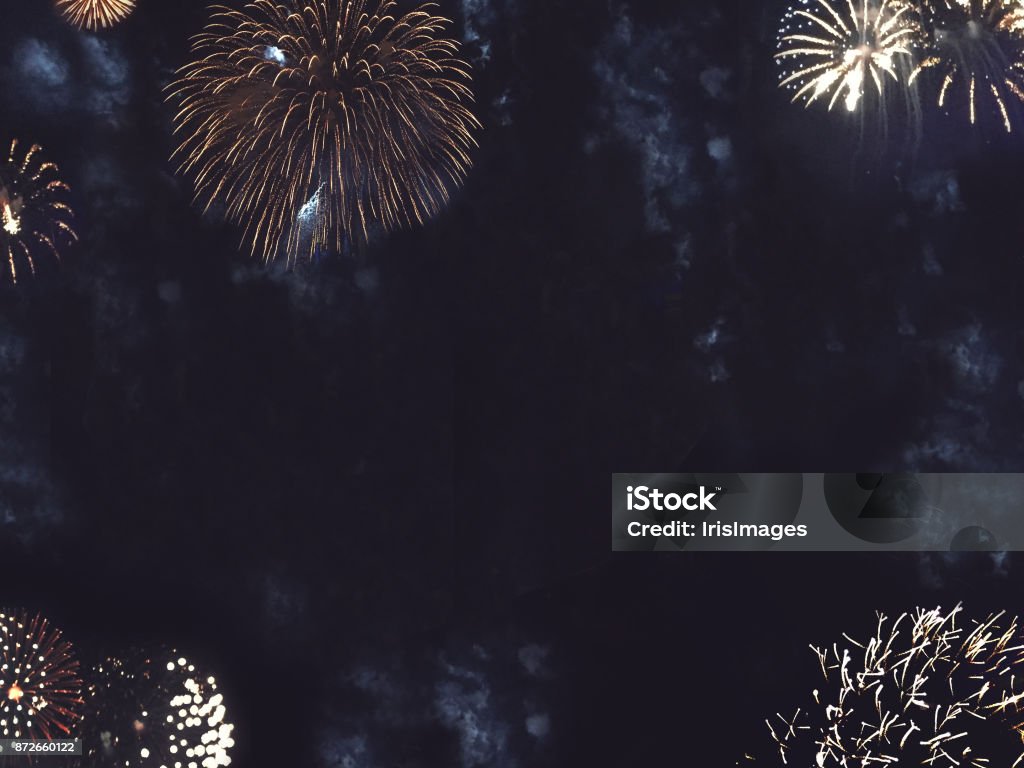 Borda de ouro fogos de artifício no céu noturno - Foto de stock de Fogos de artifício - Evento de entretenimento royalty-free