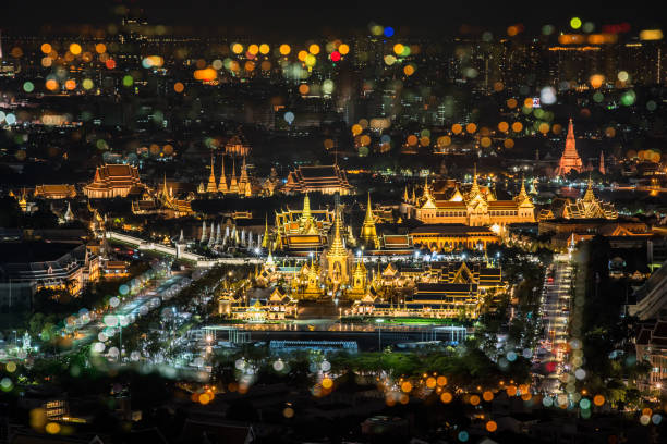 vista superior luz encima de la pira funeraria real para hm rey bhumibol adulyadej en sanam luang preparado para ser utilizado como el entierro real. bangkok, tailandia - phumiphon aduldet fotografías e imágenes de stock